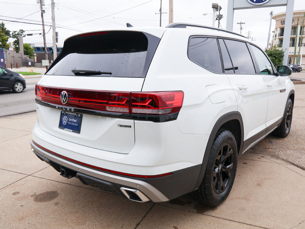 Used 2025 Volkswagen Atlas Peak Edition SE AWD/4WD image 5