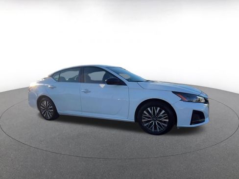 Used 2025 Nissan Altima 2.5 SV image 2