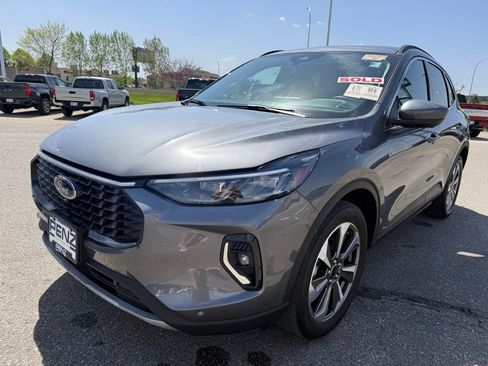 Used 2023 Ford Escape Platinum AWD/4WD image 3