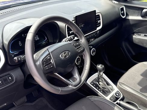 Certified 2025 Hyundai Venue Limited FWD image 17