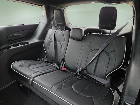 New 2026 Chrysler Pacifica Limited w/ Uconnect Theater Family Group image 10