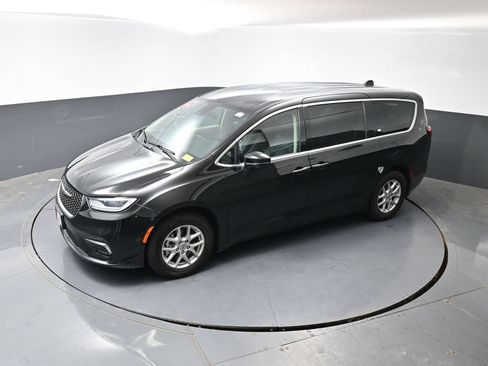 Used 2024 Chrysler Pacifica Touring-L FWD image 45