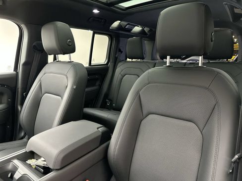 Certified 2025 Land Rover Defender 110 X-Dynamic SE AWD/4WD image 10