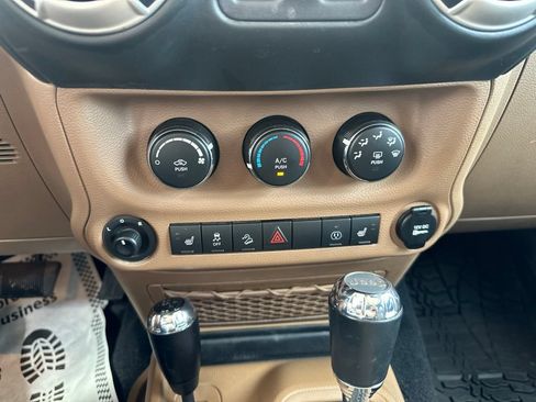 Used 2017 Jeep Wrangler Rubicon w/ Connectivity Group AWD/4WD image 14