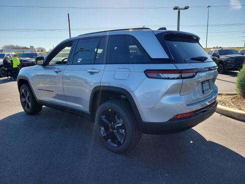 New 2025 Jeep Grand Cherokee Altitude image 8