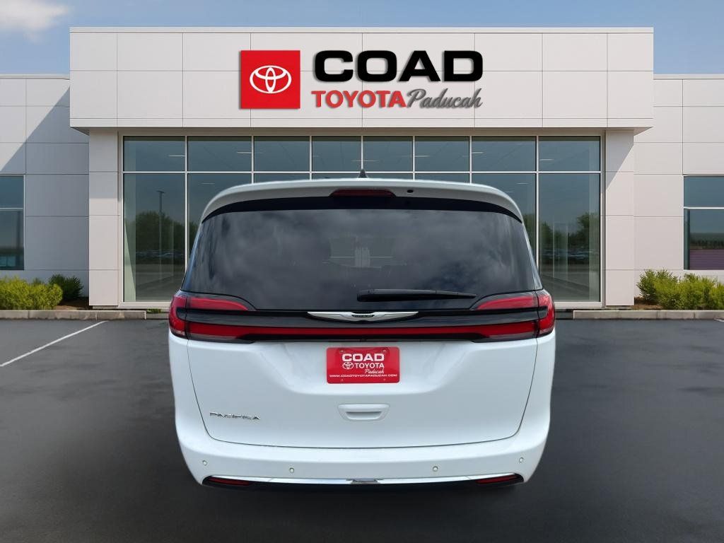 Used 2025 Chrysler Pacifica Select FWD image 4
