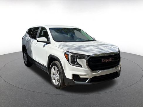 Used 2024 GMC Terrain SLE FWD image 1