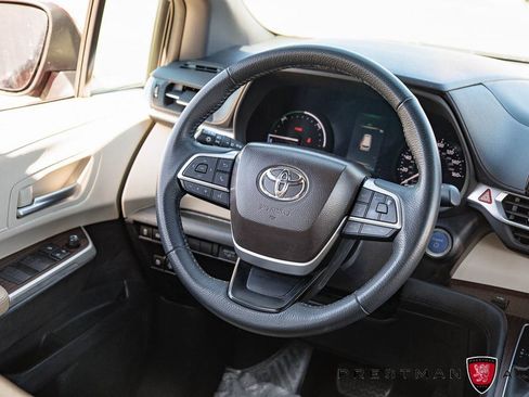 Used 2022 Toyota Sienna XLE image 40