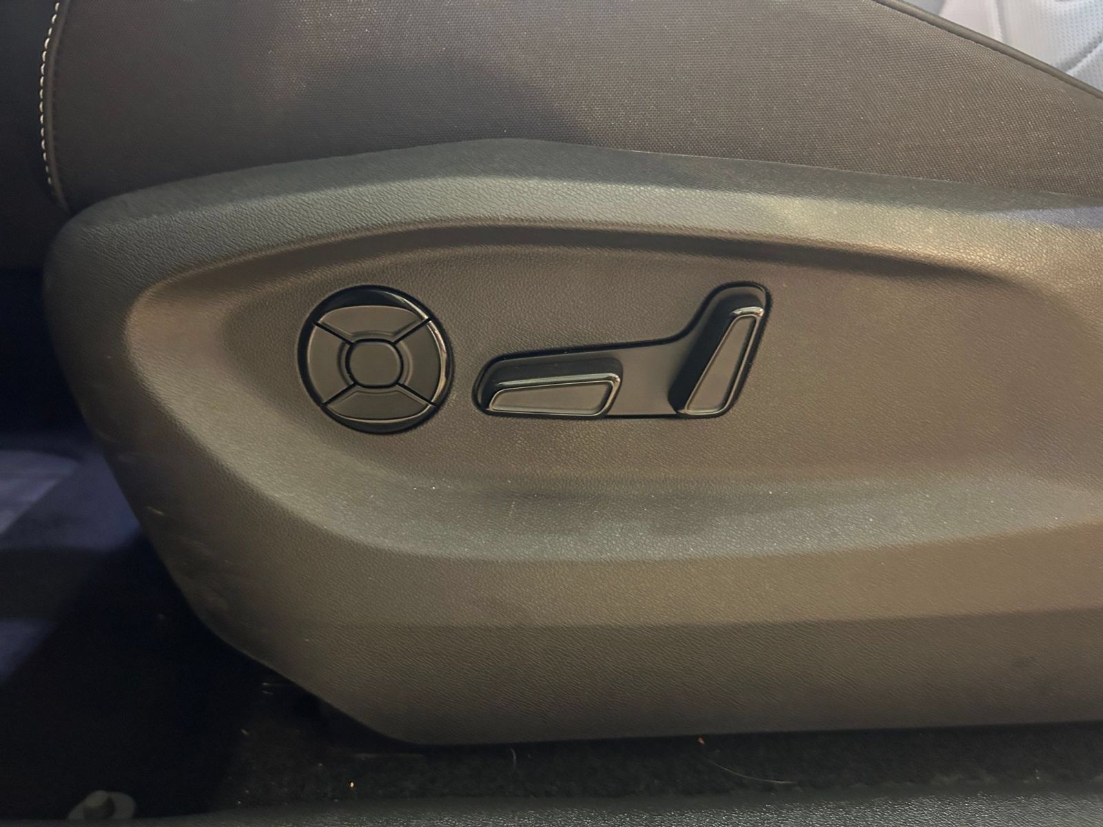 Used 2026 Volkswagen Tiguan SE AWD/4WD image 21