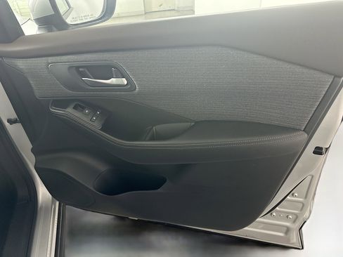 Used 2023 Nissan Rogue SV image 31