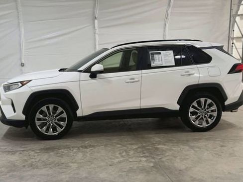 Used 2019 Toyota RAV4 XLE Premium FWD image 9