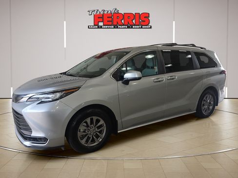 Used 2023 Toyota Sienna LE AWD/4WD image 1