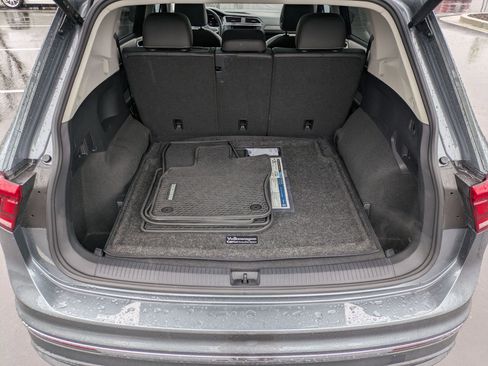 Certified 2024 Volkswagen Tiguan SE w/ Panoramic Sunroof Package image 32