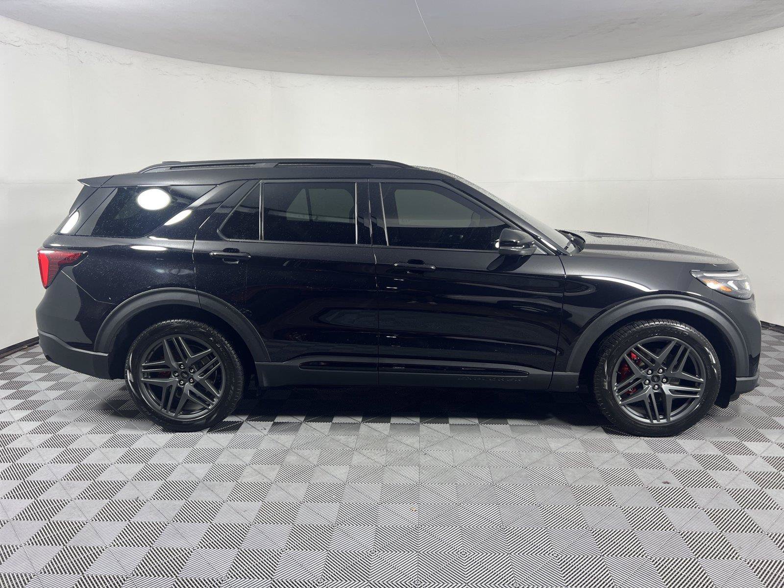 Used 2025 Ford Explorer ST AWD/4WD image 7