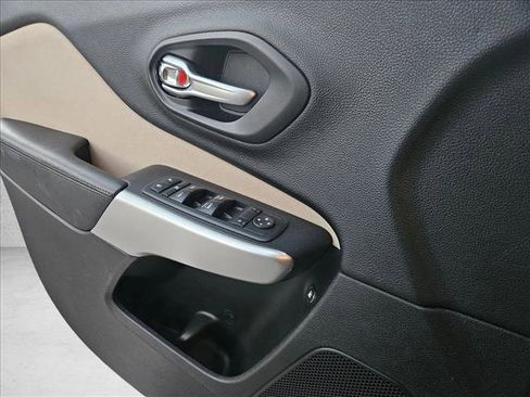 Used 2017 Jeep Cherokee Latitude w/ Safety/Convenience Group image 9