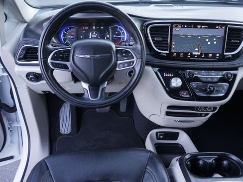 Used 2022 Chrysler Pacifica Touring-L w/ Uconnect Theater Family Group image 16