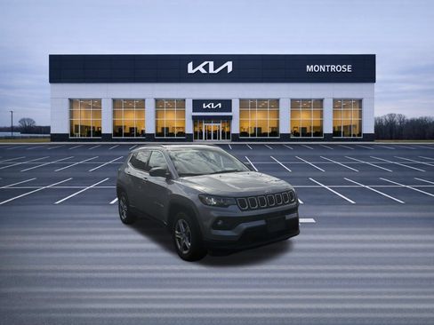 Used 2024 Jeep Compass Latitude AWD/4WD image 3