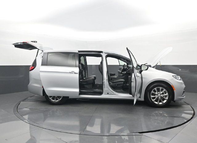 Used 2026 Chrysler Pacifica Limited FWD image 32