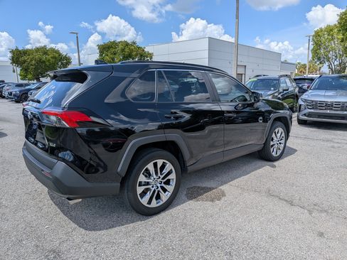 Used 2020 Toyota RAV4 XLE Premium FWD image 4
