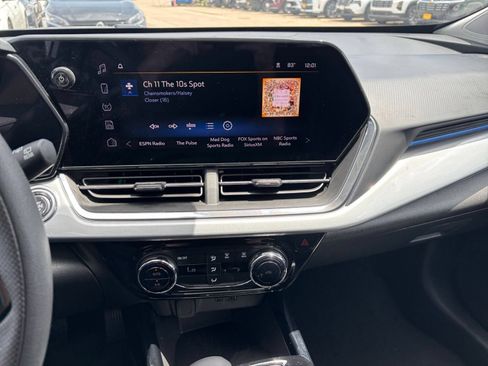 Used 2025 Chevrolet Trax LT FWD image 17