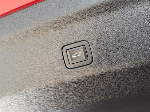 Used 2024 GMC Yukon XL SLT image 30