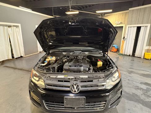 Used 2014 Volkswagen Touareg Executive AWD/4WD image 30