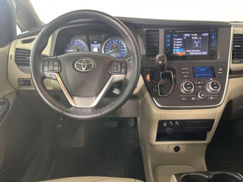 Used 2015 Toyota Sienna XLE image 7