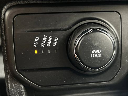 Used 2018 Jeep Renegade Latitude w/ Cold Weather Group AWD/4WD image 42
