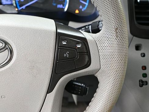 Used 2014 Toyota Sienna XLE image 26