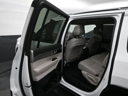 Used 2024 Jeep Wagoneer Series II w/ Flexible Seating Group RWD image 16