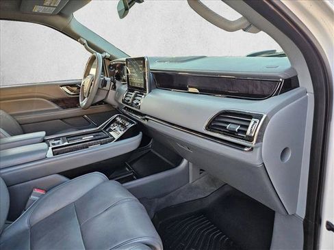 Used 2019 Lincoln Navigator Select RWD image 21
