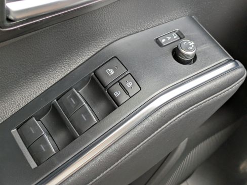Used 2024 Toyota Highlander Limited AWD/4WD image 21