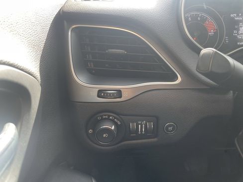 Used 2019 Jeep Cherokee Latitude Plus w/ Comfort/Convenience Group image 13