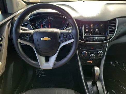 Used 2021 Chevrolet Trax LT w/ LT Convenience Package image 4