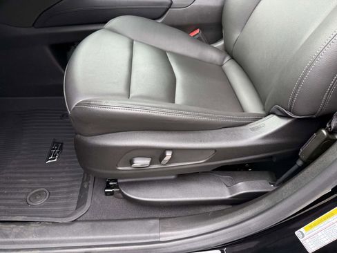 Used 2025 Cadillac XT6 Luxury image 3