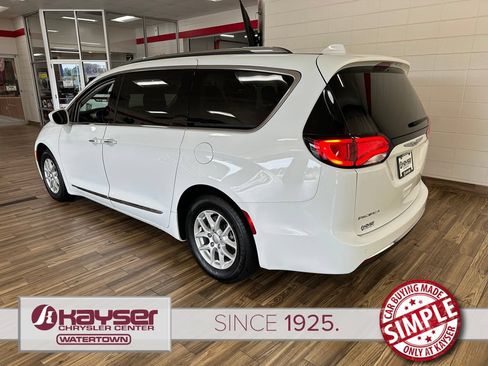 Used 2020 Chrysler Pacifica Touring-L FWD image 3