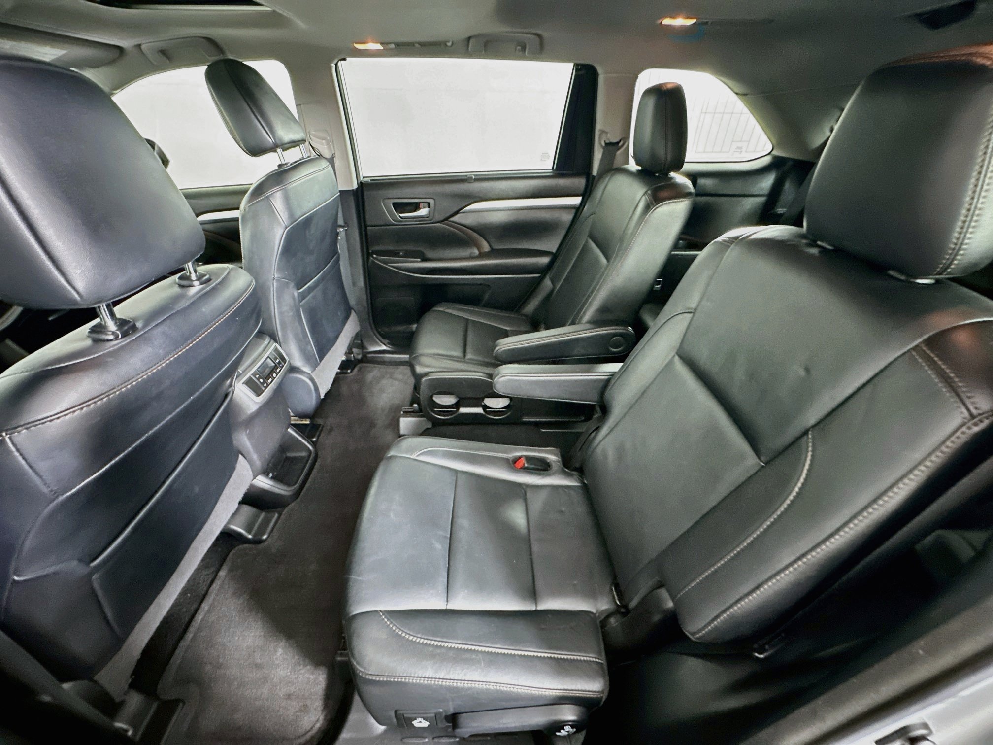 Used 2018 Toyota Highlander XLE FWD image 29