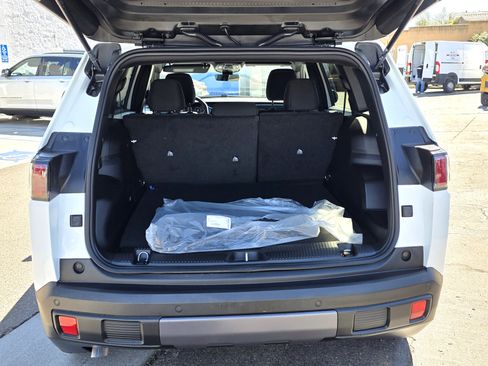 New 2026 Jeep Cherokee Laredo image 18