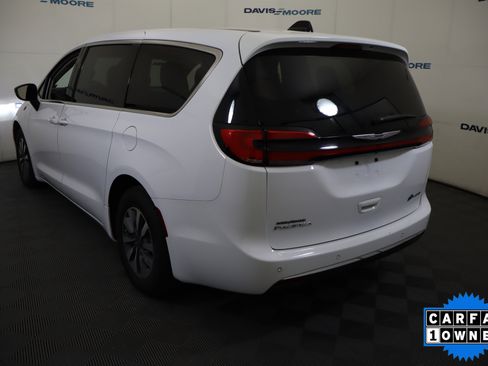 Used 2024 Chrysler Pacifica Select image 9