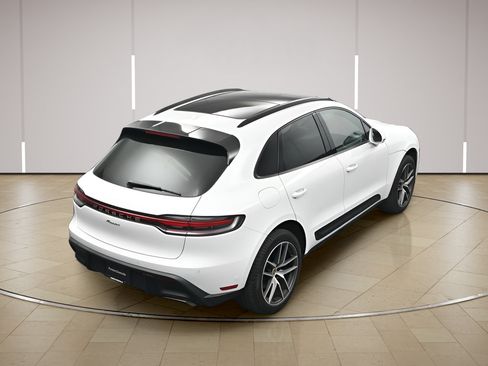 Used 2023 Porsche Macan AWD/4WD image 37
