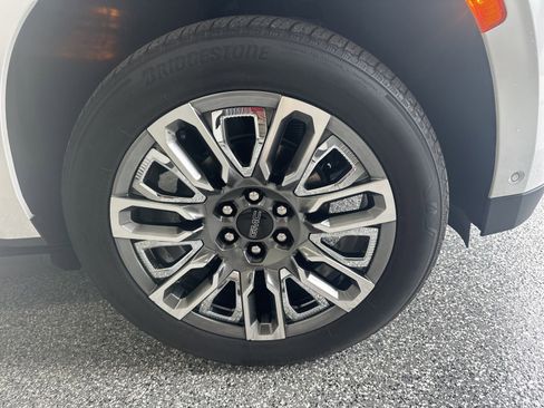 Used 2024 GMC Yukon Denali Ultimate AWD/4WD image 18