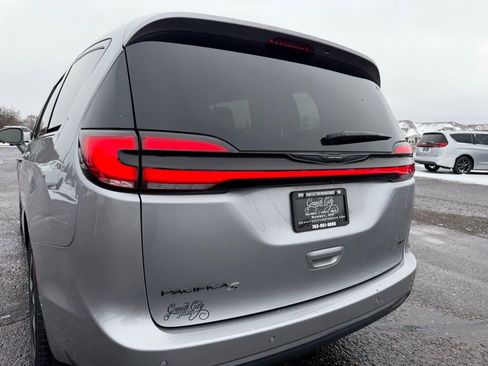 Used 2021 Chrysler Pacifica Touring-L w/ Uconnect Theater Family Group image 20