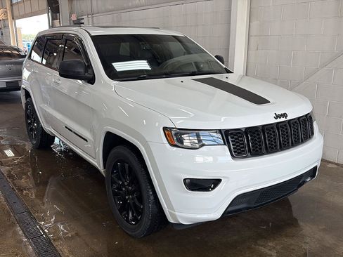 Used 2020 Jeep Grand Cherokee Altitude AWD/4WD image 2