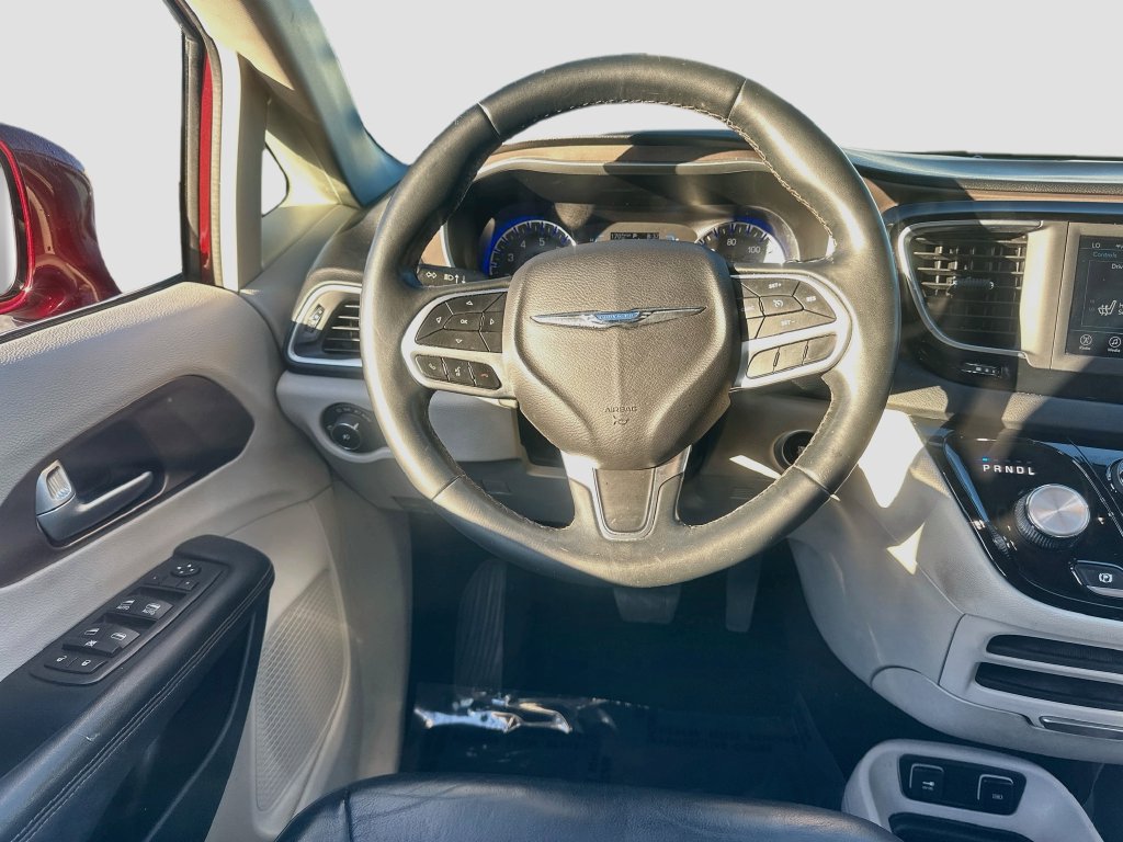 Used 2018 Chrysler Pacifica Touring-L FWD image 21