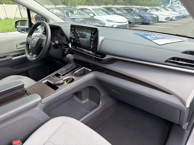 Used 2024 Toyota Sienna LE w/ LE Plus Package AWD/4WD image 16
