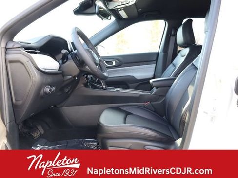 Used 2024 Jeep Compass Latitude image 11