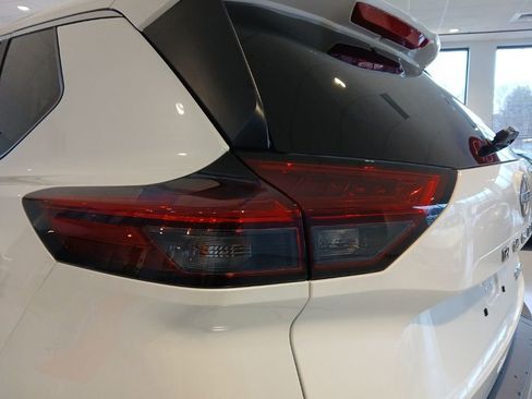 Used 2023 Nissan Rogue SV image 13