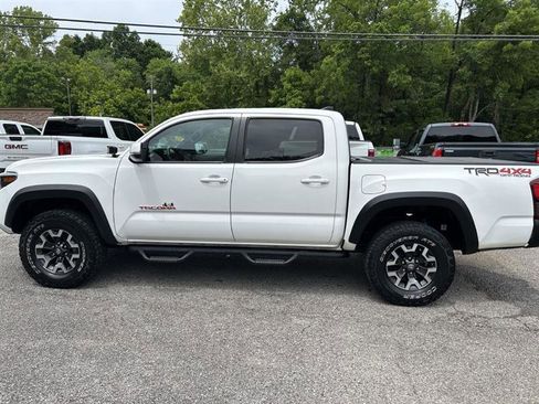 Used 2018 Toyota Tacoma TRD Off-Road AWD/4WD image 9