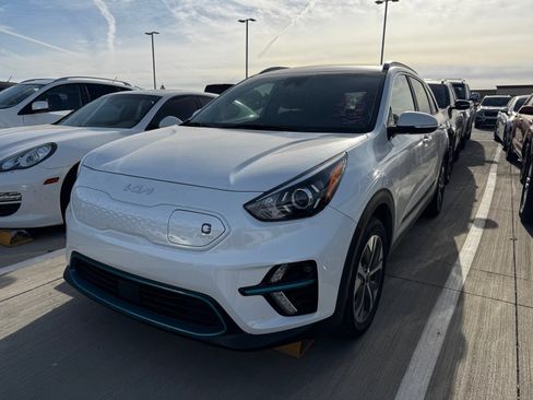 Certified 2022 Kia Niro EX image 2