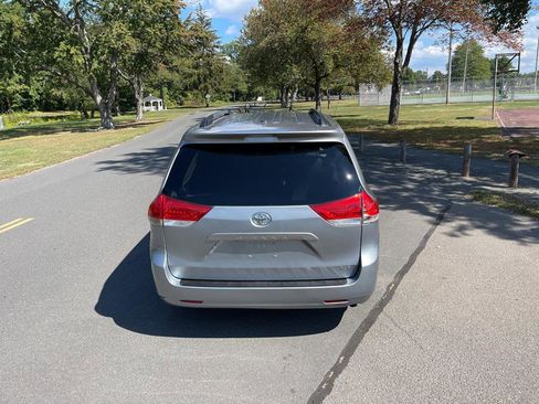 Used 2012 Toyota Sienna XLE image 26